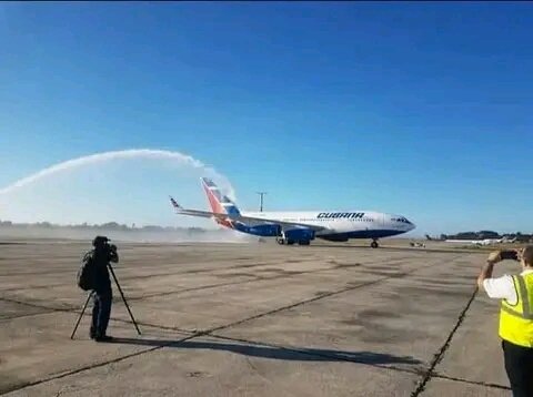 Tras un exitoso período de reparación en #Rusia 🇷🇺 regresa a #Cuba 🇨🇺 el avión insignia de nuestro flota área de #CubanaDeAviación el Il-96-300.
Con la anterior llegada del Tu-204 nuestra flota recupera dos de sus más representativas aeronaves. 

‼️En hora buena‼️