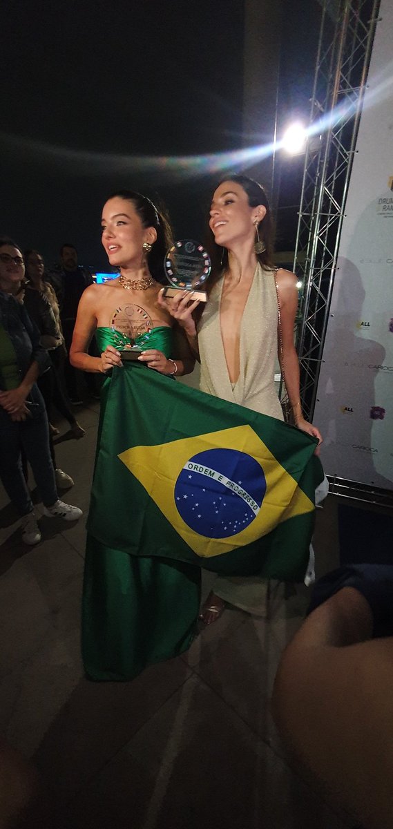 DrRemingman's tweet photo. Oh Brazil, how to say goodbye...
You taught me there are 10 different ways to pronounce an "r", that humidity makes my hair look electrocuted &amp; that beautiful women can be nice! But most importantly, you showed me that friendship, laughter &amp; kindness are universal. Até a próxima! https://t.co/W6nSkqIbaQ
