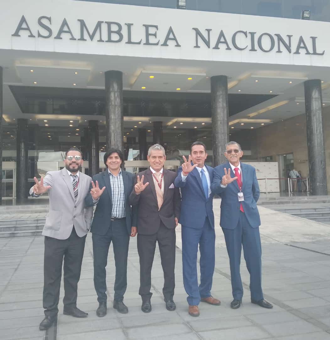 LucioGutierrez3's tweet photo. Dialogando con adolescentes, jóvenes y padres de familia, para evitar el RECLUTAMIENTO de las Bandas Criminales y Carteles de la Droga, presentaremos la ENMIENDA al Art. 161 de la Constitución volviendo a la CONSCRIPCIÓN OBLIGATORIA y PRE MILITAR en Colegios. Que opinas? https://t.co/mQewftLMJ4
