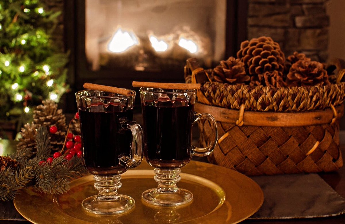 EuniceWinery's tweet photo. ✨🍷✨ #Holiday Season!! It’s that special time of the year! 
#PurposeWine #Chiweshe #ChiwesheCollection #love #hugs #eunicechiweshegoldsteinwinery #winery #entrepreneur   #firstblackfemalewineryowneroregon #firstblackfemalewinemakeroregon https://t.co/sruANPIdGo