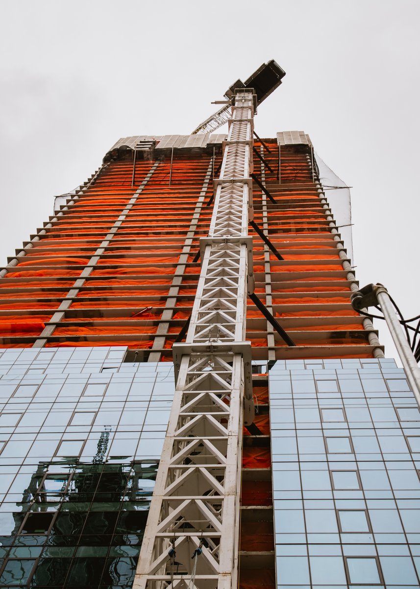 HunterRobertsCG's tweet photo. We are tipping our hard hats off to the incredible team at Jackson Ave for reaching new heights this week with the topping out of our structure in LIC 🏗️  #AmericanLion #ToppingOut #HRCG #WEDeliver #HRCGNY #ResiTower #BuildingNYC https://t.co/UAlqKru2NP