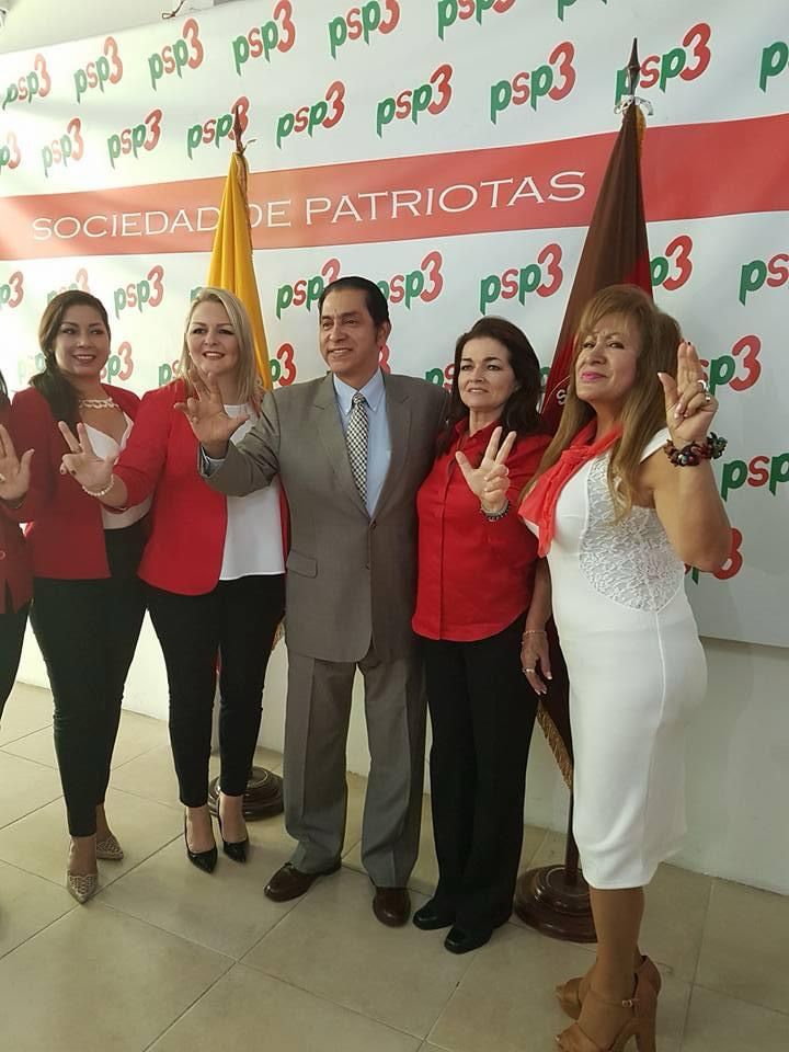 LucioGutierrez3's tweet photo. Dialogando con adolescentes, jóvenes y padres de familia, para evitar el RECLUTAMIENTO de las Bandas Criminales y Carteles de la Droga, presentaremos la ENMIENDA al Art. 161 de la Constitución volviendo a la CONSCRIPCIÓN OBLIGATORIA y PRE MILITAR en Colegios. Que opinas? https://t.co/mQewftLMJ4