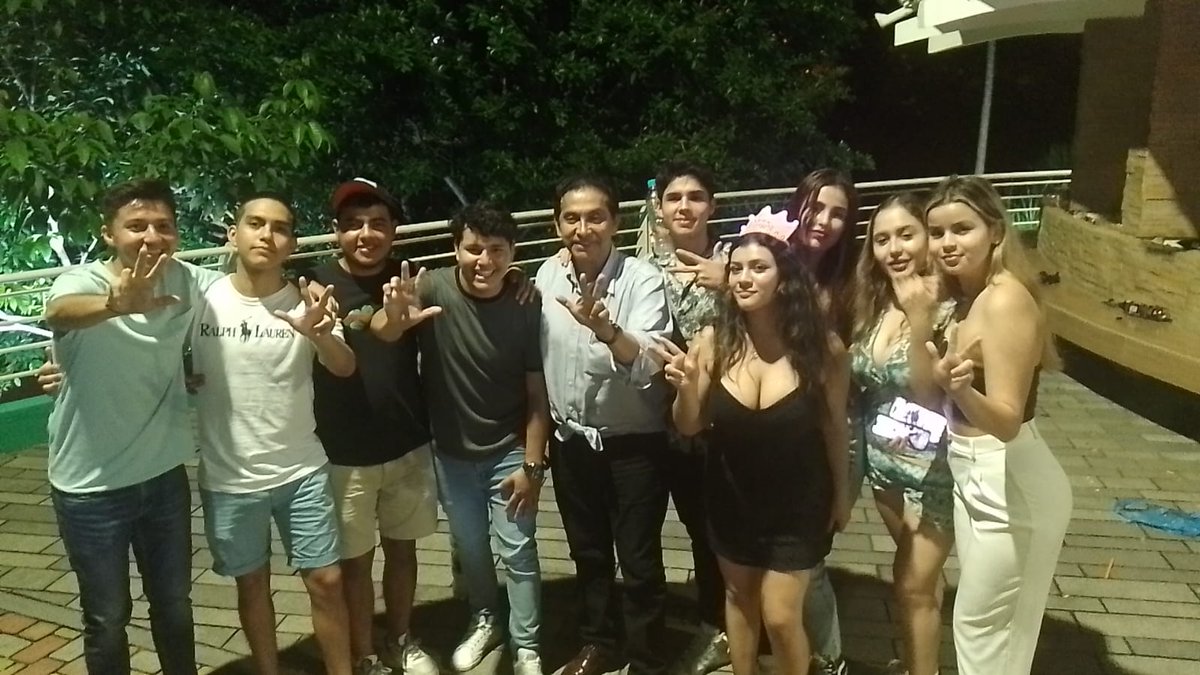 LucioGutierrez3's tweet photo. Dialogando con adolescentes, jóvenes y padres de familia, para evitar el RECLUTAMIENTO de las Bandas Criminales y Carteles de la Droga, presentaremos la ENMIENDA al Art. 161 de la Constitución volviendo a la CONSCRIPCIÓN OBLIGATORIA y PRE MILITAR en Colegios. Que opinas? https://t.co/mQewftLMJ4