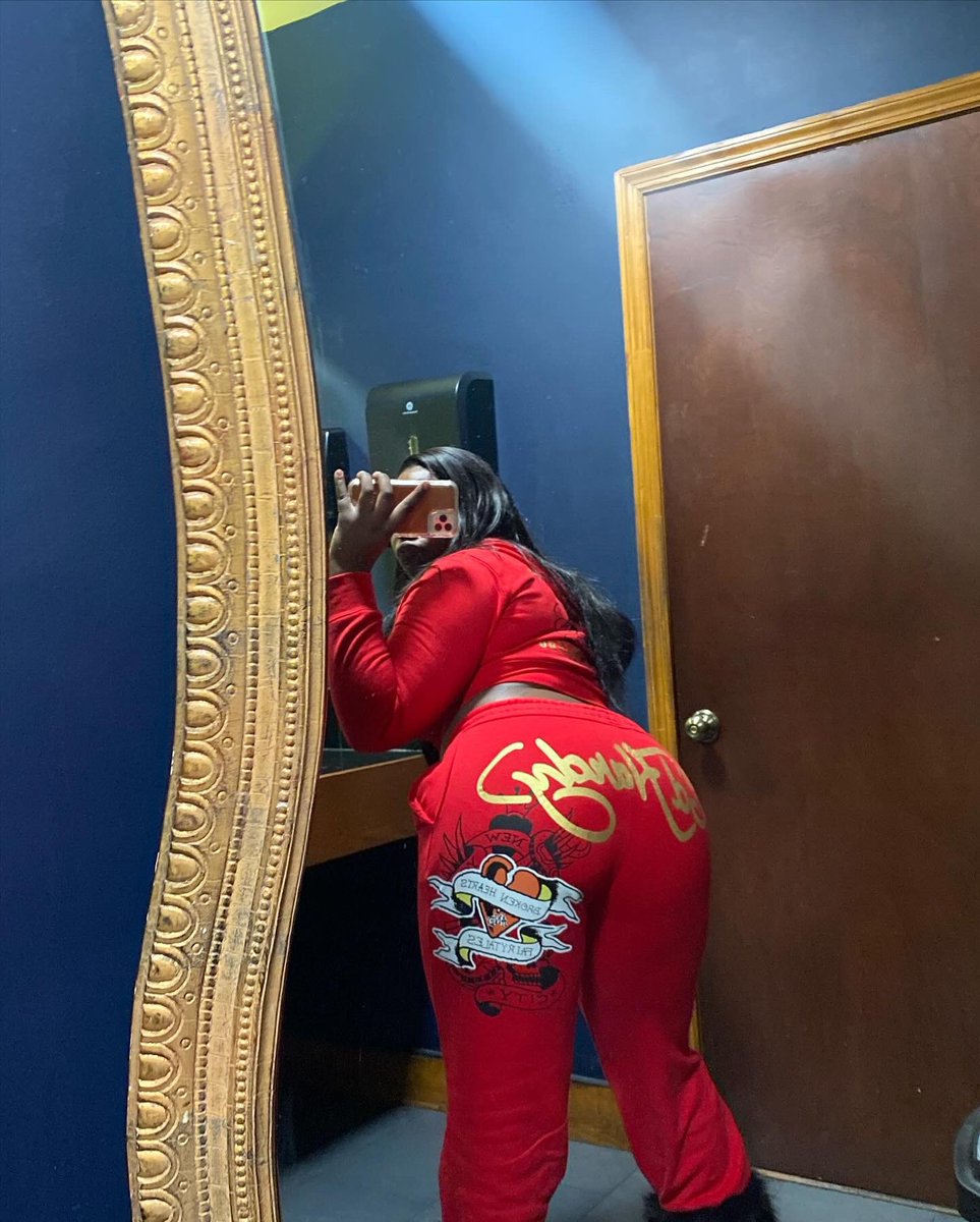 phathedon's tweet photo. ed hardy on me , make em wanna kiss it💋🖤 https://t.co/Dyazsr2Jvv