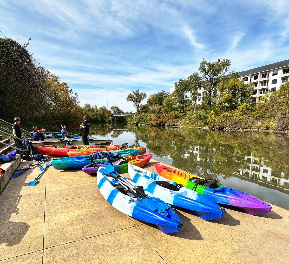 GeoffMoJo's tweet photo. Service Sunday. Every first-Sunday-of-the-month a group of government agencies and local businesses sponsors a clean up of the Buffalo Bayou. Spending a couple of hours kayaking the bayou and cleaning out garbage and debris in the water. Not a bad way to give back! https://t.co/Jp7K6kQiRK