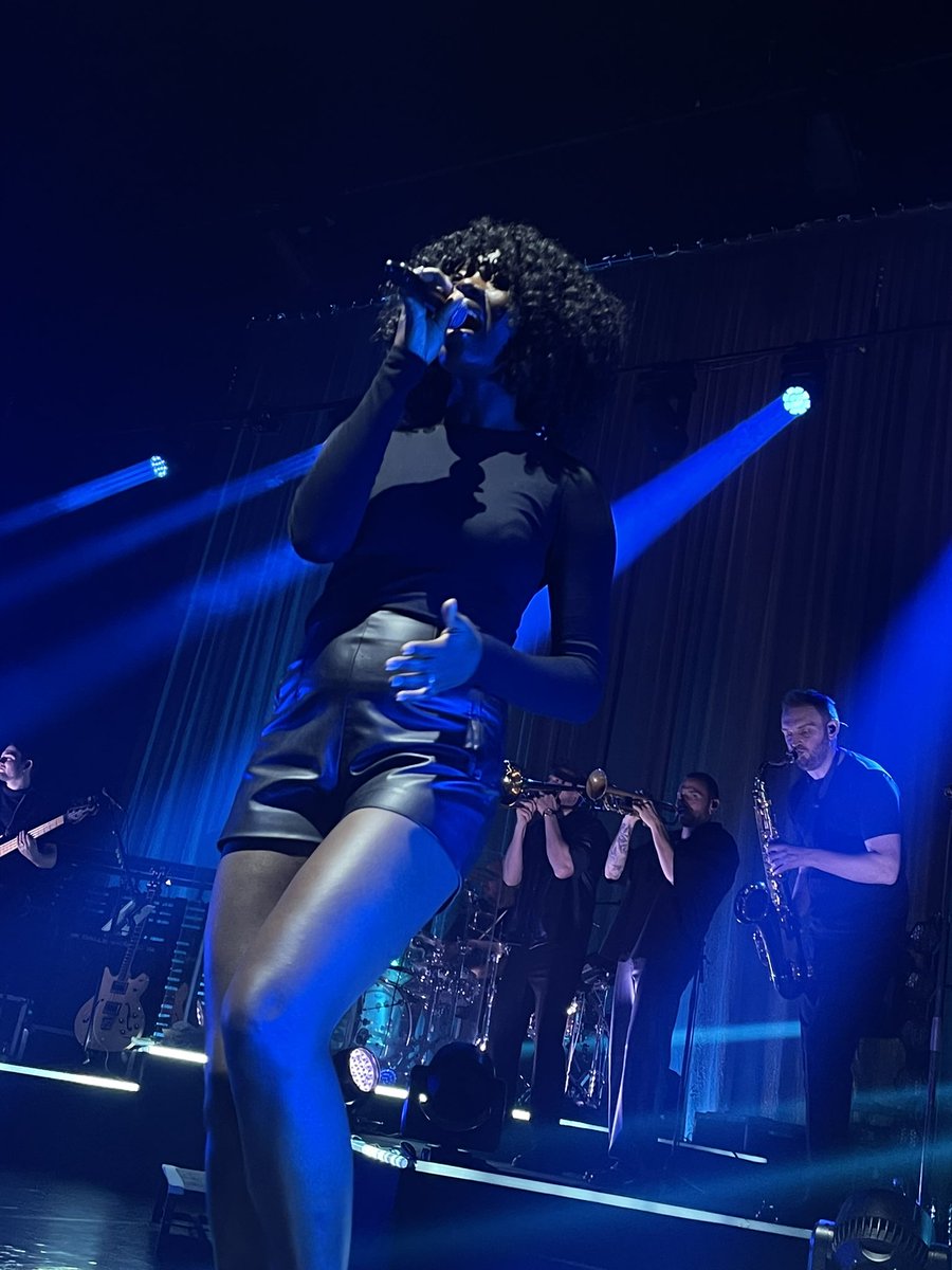 AppelleMoi_Pris's tweet photo. À la maison, j’ai donné ma voix &amp; vécu ce concert comme le premier, il y a plus de 20 ans 🥺 
Cette journée était folle ! 🩵 https://t.co/lZ10lTr8Y8
