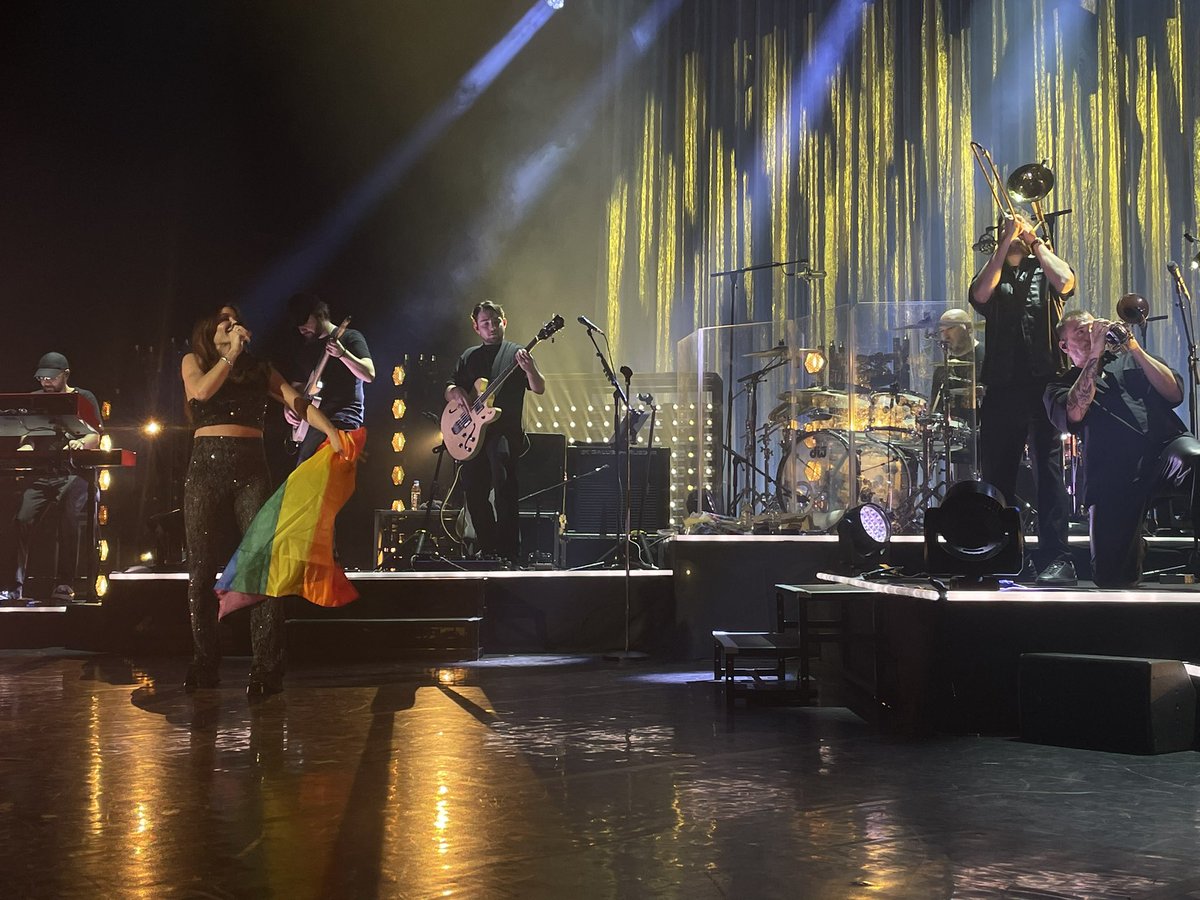 AppelleMoi_Pris's tweet photo. À la maison, j’ai donné ma voix &amp; vécu ce concert comme le premier, il y a plus de 20 ans 🥺 
Cette journée était folle ! 🩵 https://t.co/lZ10lTr8Y8