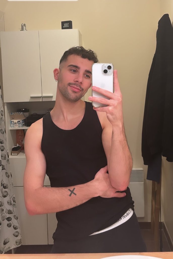 Noctoto's tweet photo. Ti passage chez le coiffeur qui fait du bien 😇 #LGBTQIAOpenYourCalendar https://t.co/y21ZtIaDSX