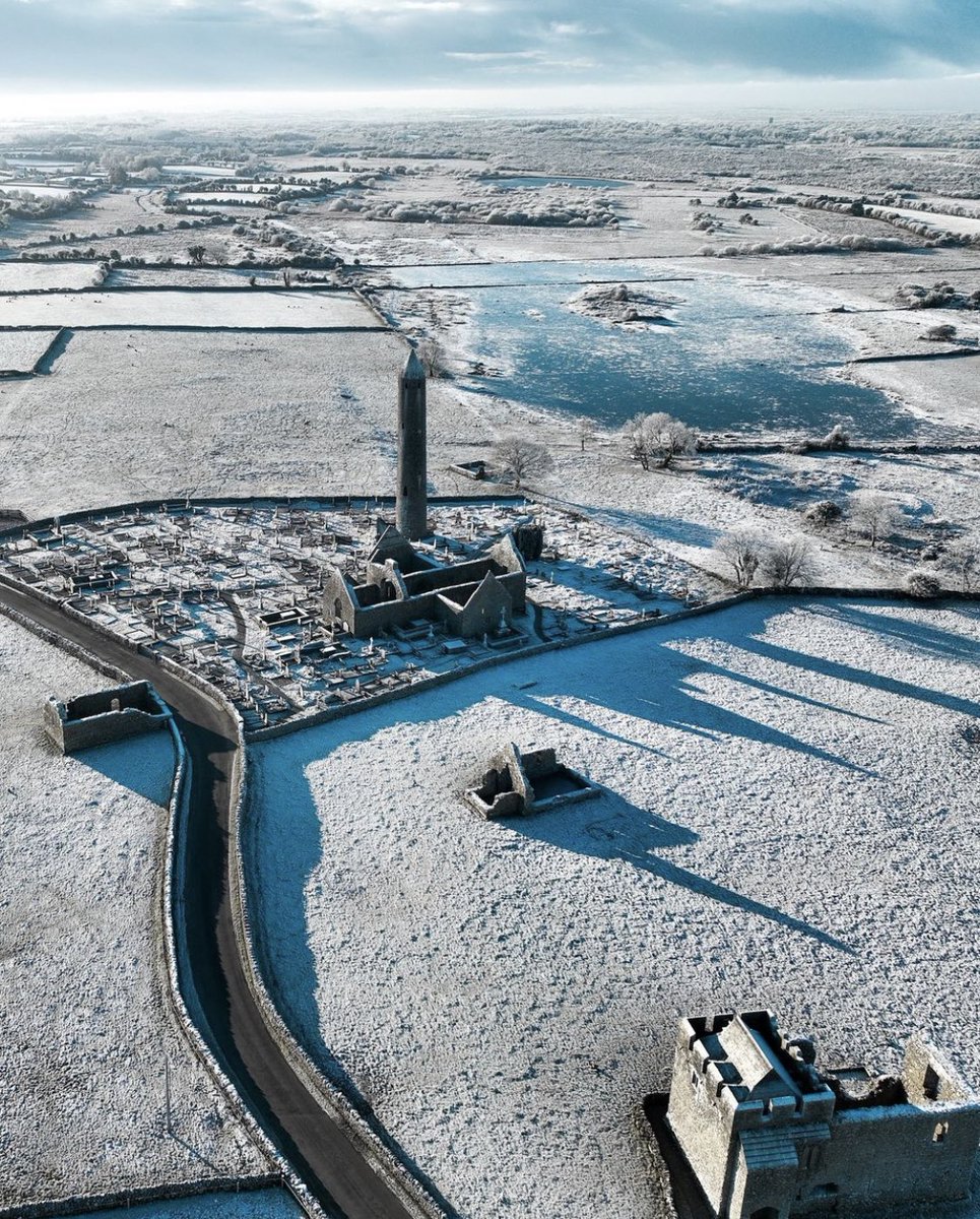 Winter at Kilmacduagh Monastery in Gort, Co. Galway ❄️☀️

📸ig/henderso1
More: galwaytourism.ie/kilmacduagh-mo…