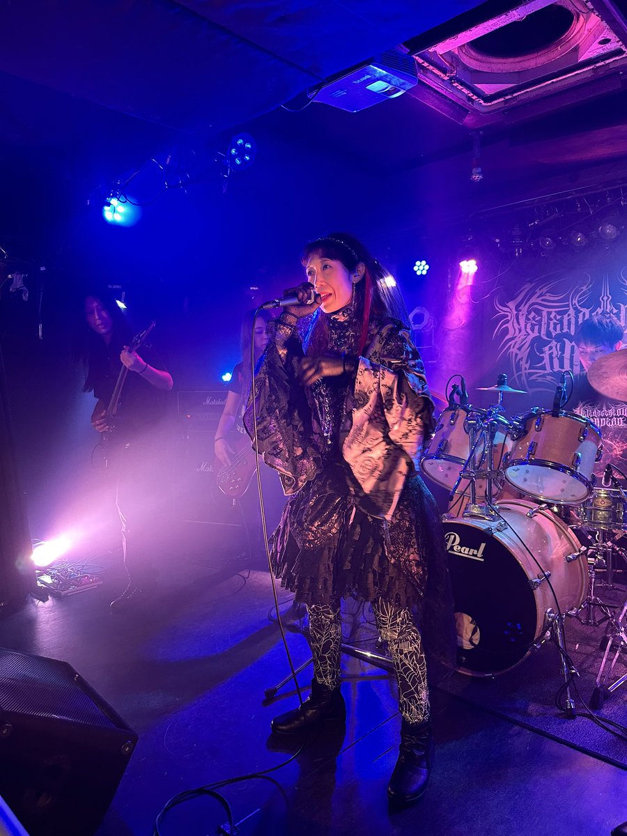 megante_nushi's tweet photo. Heterogeneous Andeadのライブに行ってきました。確か前に見たのは難波のライブハウスでしたので、2回目の参戦です。活動終了は寂しいですが、いい轟音を届けてくれたと思います。2時間以上のライブは最後に相応しい演奏でした。この爆速デスラッシュをもう見れないと思うと、、
#HeterogeneousAndead https://t.co/48YpfvKEmt