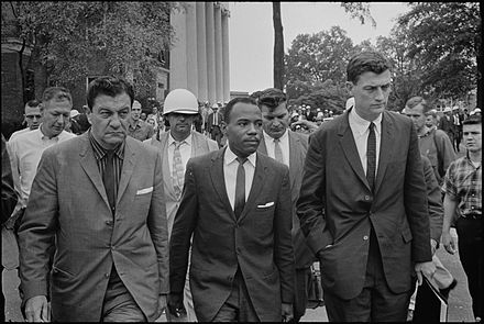CalBearsHistory's tweet photo. John Doar, @Cal J.D. 1949, was born Dec. 3, 1921. He led the federal desegregation fight as head of DOJ's Civil Rights Division 1960-67. Later he was Chief Counsel to the House Watergate impeachment committee. Photo: Doar (R) escorting James Meredith to class at Ole Miss in 1962. https://t.co/UuePPLGzQv