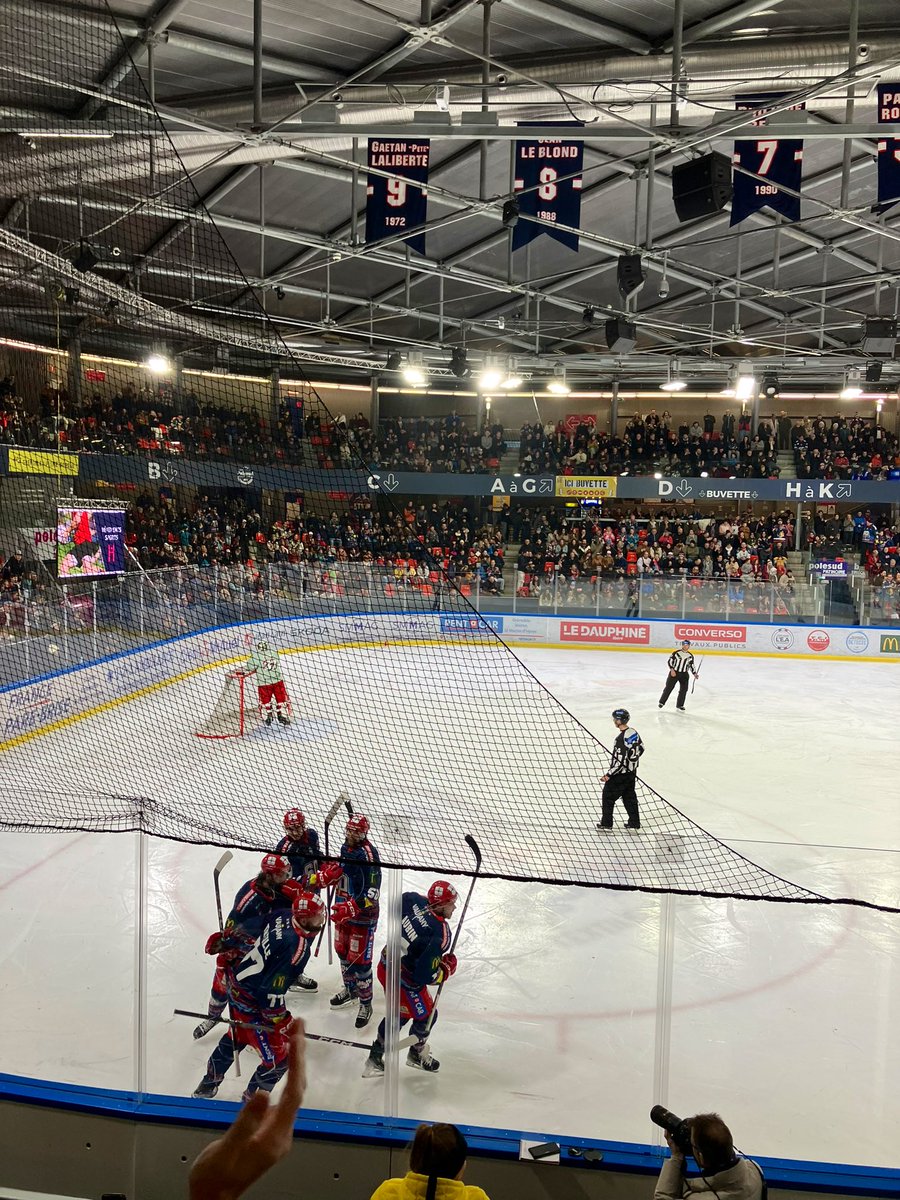 Veruu42's tweet image. Ligue Magnus ✅
Musím říct, že až překvapivě skvělej zážitek, super atmosféra, nástup hráčů impozantnější než na většině stadionech v ČR, slušnej Kuba Štěpánek v bráně a hlavně hattrick pro kapitána Sachu Treille ❤️#DynamoPower Tohle objevování jiných lig mě baví! 😁