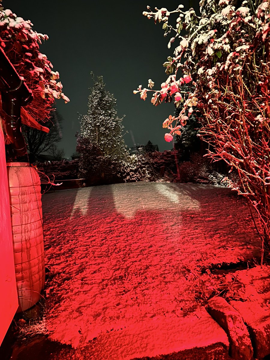 @ChadWeather Holmfirth, about an hour ago. Still snowing ❄️ #uksnow #HD9