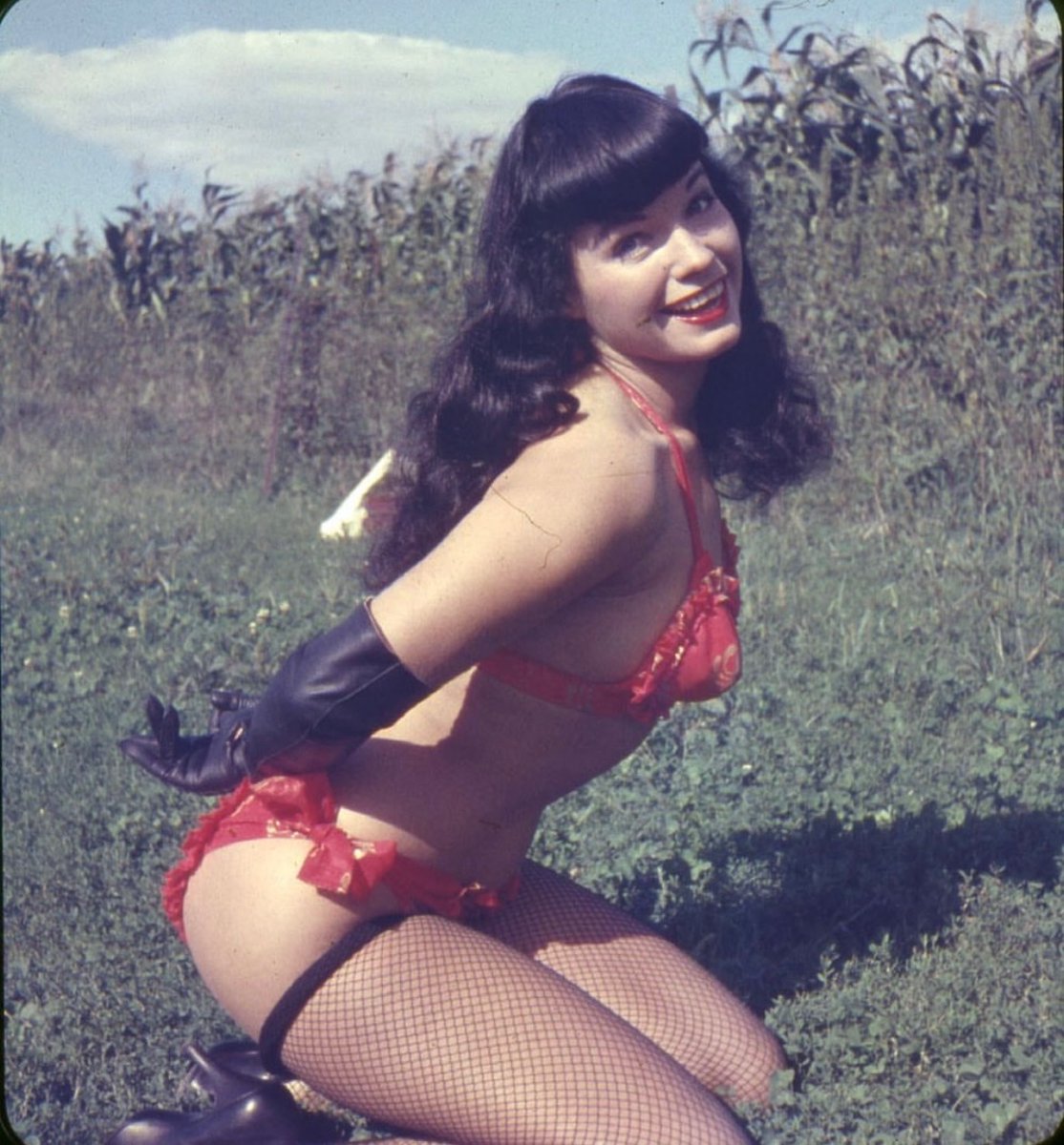 💋✨ Holiday cheer indeed! ✨💋 

#queenofpinups #bettiepage #1950s #pinup #bettiebangs #fishnets #retrostyle #pinupmodel