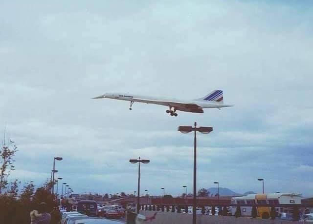 LizbethCaro07's tweet photo. La gente hasta parada sobre los techos de sus autos para ver el aterrizaje del avión supersónico “Concorde” Ciudad de México. 
Foto del año 1979 https://t.co/tWaivrdt1Z
