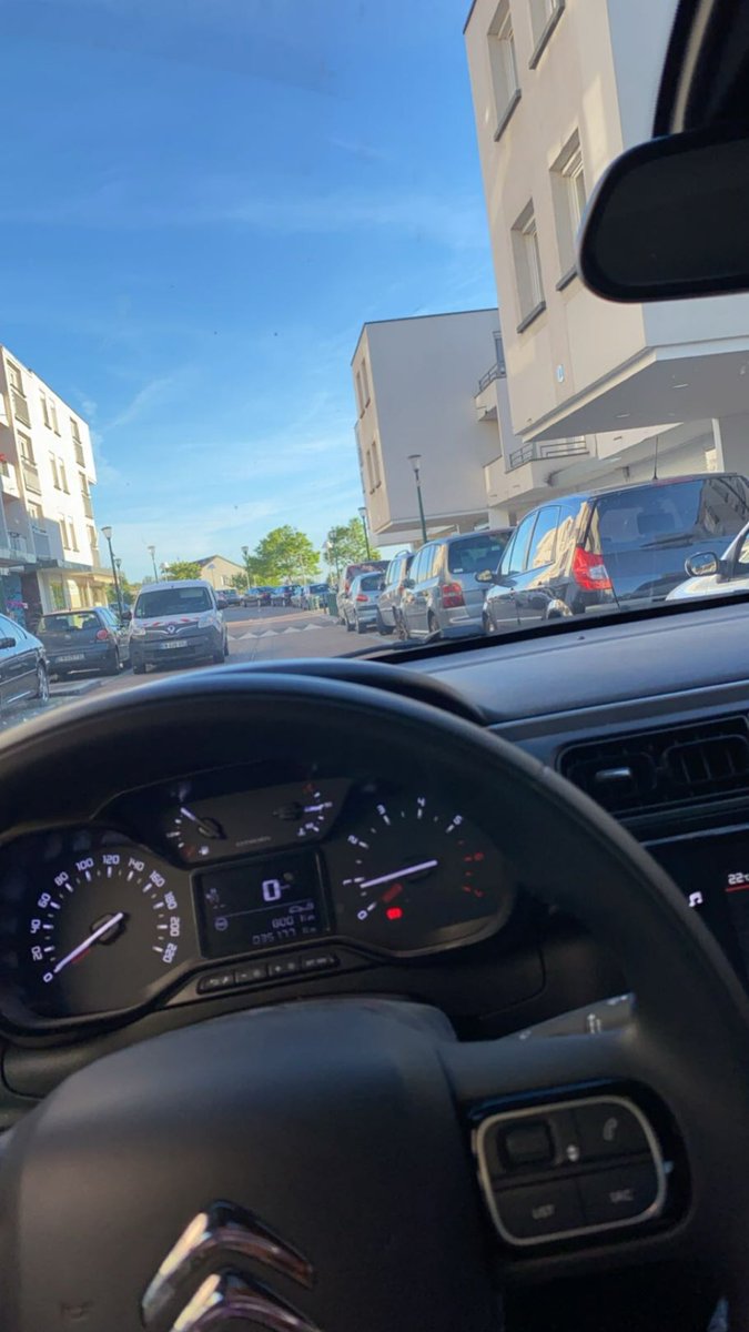 joohndooe78's tweet photo. De 1 j’ai pas une grosse voiture blanche j’ai une petite Citroën et de deux je t’ai bien vu mais c’est pas à toi que je souriais mais à la piétonne qui était dans le trottoir en face du tiens donc tu peux passer une bonne soirée salut https://t.co/YSL3kFyWJ7