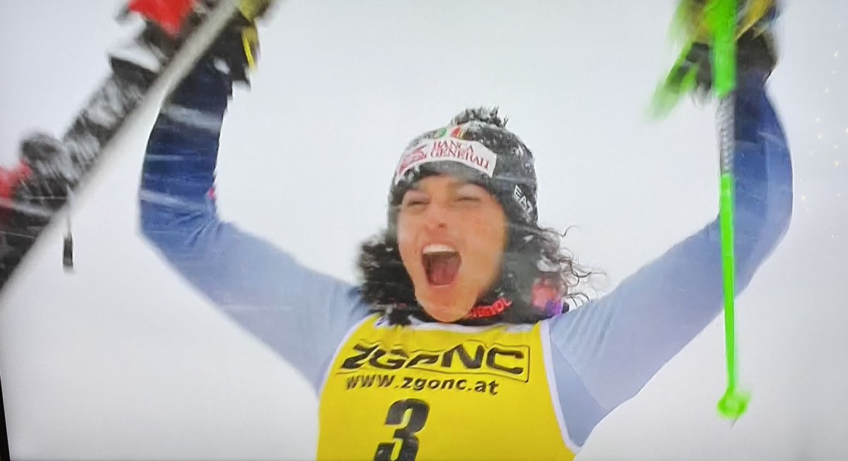 EmilioTargia's tweet photo. Una gigantesca #federicabrignone vince il 2 gigante consecutivo a #tremblant con una manche da brividi nella quale umilia #Shiffrin e #LaraGut e risale dal 6* al primo posto infilando classe e velocita’ in una pista impossibile flagellata da neve e vento. Applausi infiniti❤️ https://t.co/J3aowGPmgW