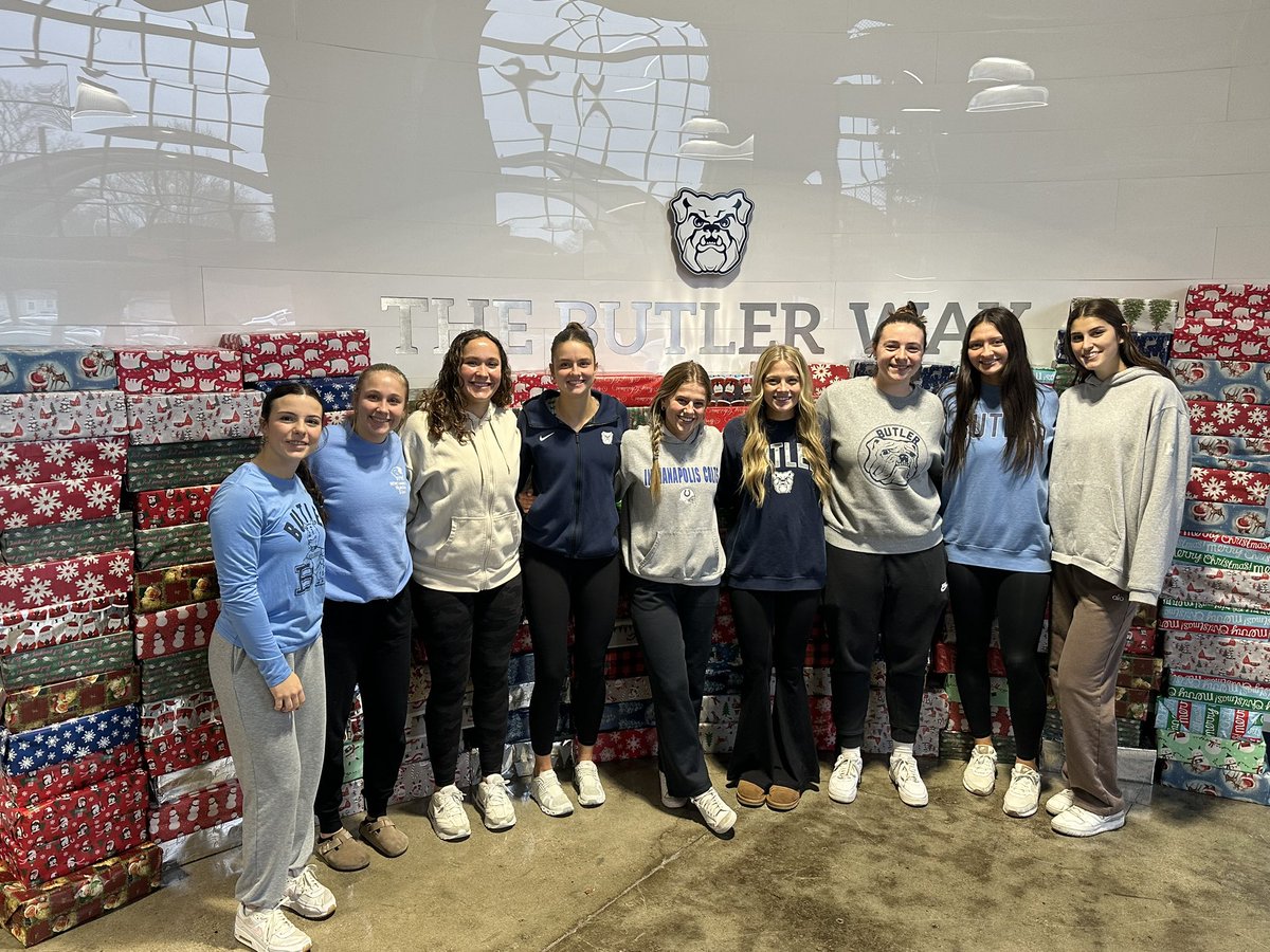 Dawgs in the Christmas spirit! Wrapping gifts for the Christmas Shoe Box Drive 🎄🎄🎄🎄🎄🎄🎄🎄