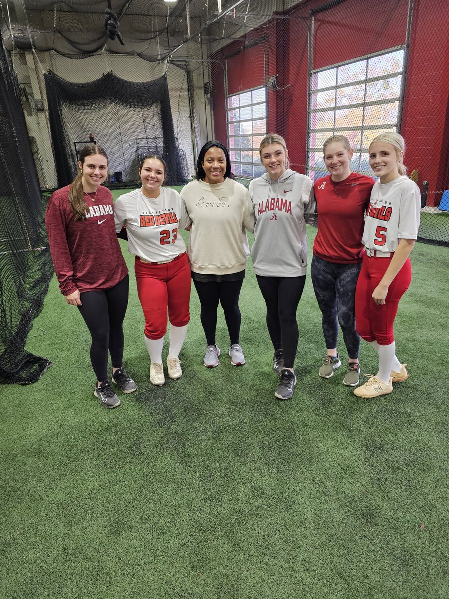 Bellematthews55's tweet photo. I had a great time at Alabama pitching camp. Thank you, @AlabamaSB, for running a great camp. Also, thank you to @jordan_nailling and her parents for coming to Tuscaloosa to catch me. #RedDevil4life @RedDevils16U @UACoachMurphy @lmcmahon7 @RyanIamurri32 @kaylabeaverr https://t.co/3Ce8aSEQsb