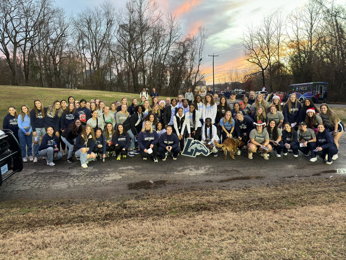 LongwoodSB's tweet photo. Longwood Women’s Athletics all ready for the Farmville Christmas Parade! 🎄@LongwoodLancers https://t.co/7Vy0iKOpCS