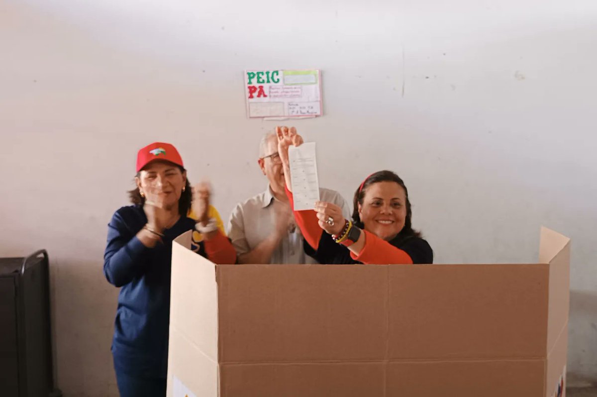 GobLizeta's tweet photo. Ya cumplí con la Patria, con mi amada Venezuela, ejercí mi derecho al voto🗳️, por compromiso, convicción y en defensa de la paz, no te quedes en casa, vamos a esta histórica jornada en unión nacional.
#ComprometidaConTodos
#VenezuelaDiceSí https://t.co/0BJOeGnLnW
