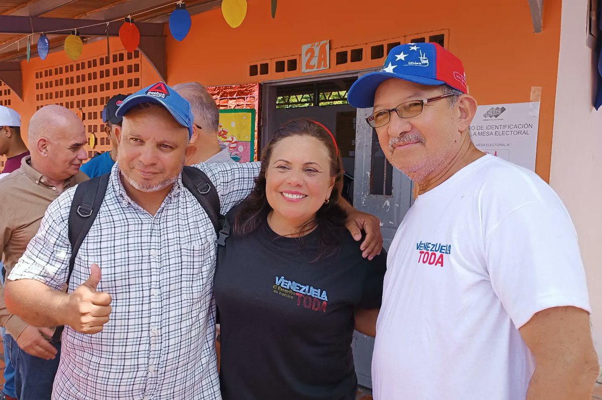 GobLizeta's tweet photo. Ya cumplí con la Patria, con mi amada Venezuela, ejercí mi derecho al voto🗳️, por compromiso, convicción y en defensa de la paz, no te quedes en casa, vamos a esta histórica jornada en unión nacional.
#ComprometidaConTodos
#VenezuelaDiceSí https://t.co/0BJOeGnLnW