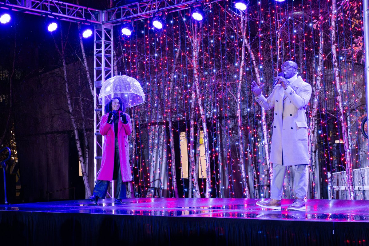 Friday evening in Boston had its first 'snowfall' of the season during the seaport holiday tree lighting event hosted by @NBC10Boston @TheHubToday @seaportbos 

PHOTOS: arthurmansavagephotography.com/2023/Light-Up-…