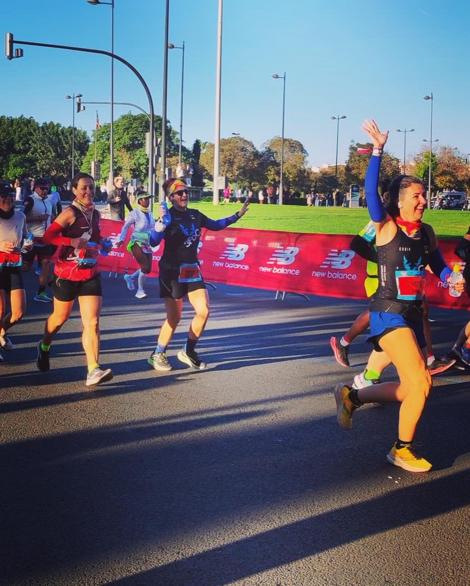 Así lo vamos a dormir 🥳 Reto conseguido, correr una maratón de principio a fin sonriente y muy acompañada. A disfrutarlo y estar bien orgullosa del curro que le hemos metido <a href="/AnaDuCos/">Ana Durán</a> <a href="/macacar5/">Marisa Cañellas</a> somos las vecinas maratonianas ❤️🏃🏼‍♀️🥇más majas y valientes 😁