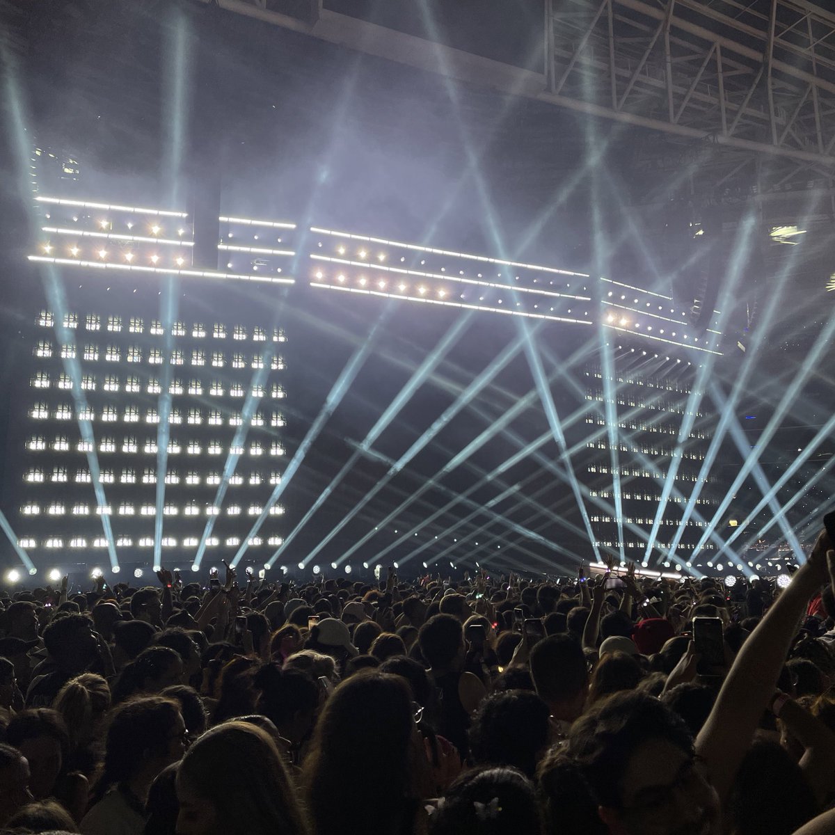 willferreiradf's tweet photo. Deixando aqui meu pequeno registro da The Eras Tour. Acho que nunca vou superar os dias 24 e 26 de novembro de 2023, nunca vou conseguir encontrar palavras pra descrever como eu me senti diante das duas melhores noites da minha vida 🫶 https://t.co/J7GmnWumY4