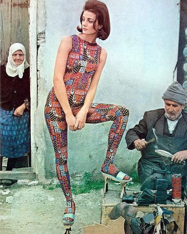 Her zaman uzaklığı haritalar göstermez.
Bir söz yeter bazen.
Bazen 'kış' gibi bir bakış.🙄
Seçil Oğuz

Anadolu'da Vogue dergisi moda çekimi 1965

#turkey #travelturkey #vogue #moda #photography