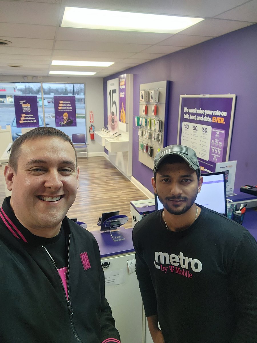 Celebrating a top 15% finish on the Nov ELB with Jeff and the High Speed Lombard store!! #Chicago #ChicagoEast <a href="/LizMorelos3/">Liz Morelos</a> <a href="/WinstonAwadzi/">Winston Awadzi</a> <a href="/thayesnet/">Terry Hayes</a>