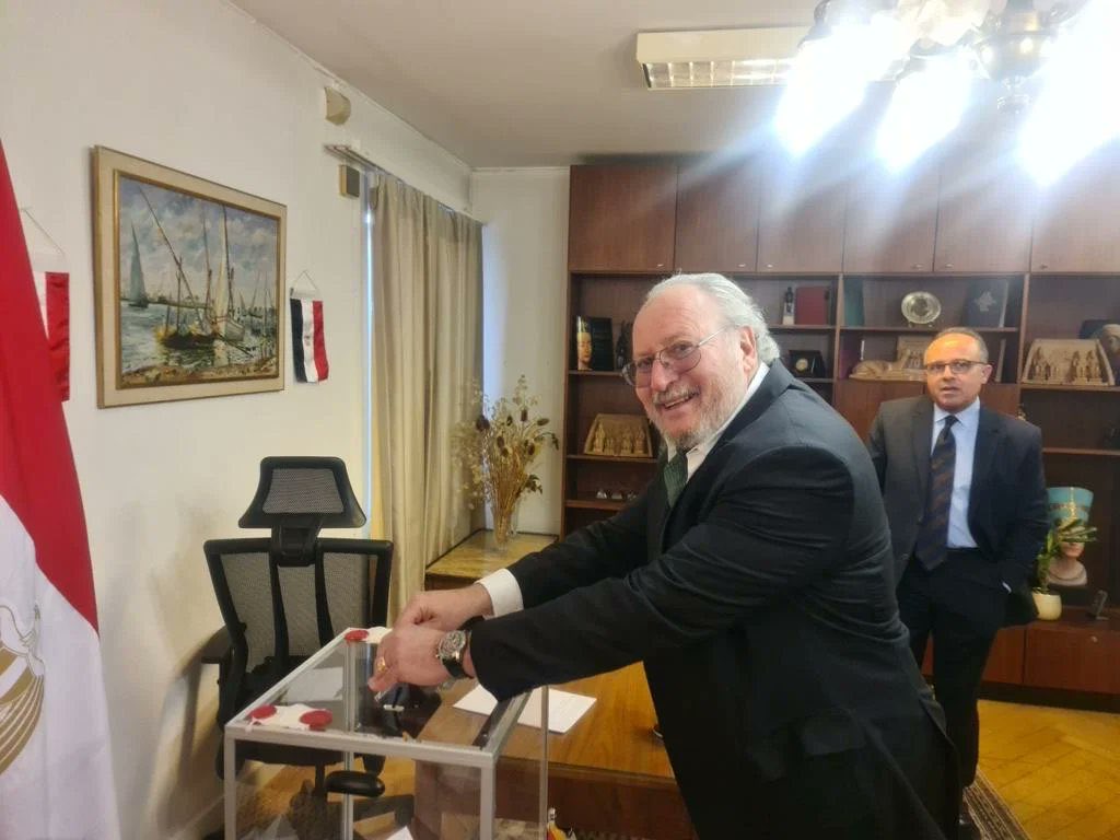 تخيلوا الجمال ..
حتي ملك مصر السابق
أحمد فؤاد 
يدلي بصوته في الانتخابات الرئاسية 
#بركاتك_يا_ريس