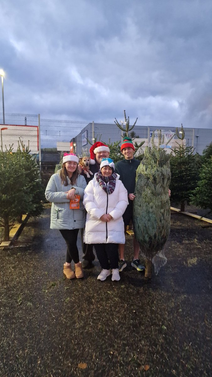 DaddyGlennRoss's tweet photo. Wishing all the very best of the season from the Ross family.❤️🎅🎁☃️❄️🎄
#goodwill
#christmastime
#friendsandfamily
#seasonsgreetings
#rememberthereasonfortheseason https://t.co/Nc1yegItzj
