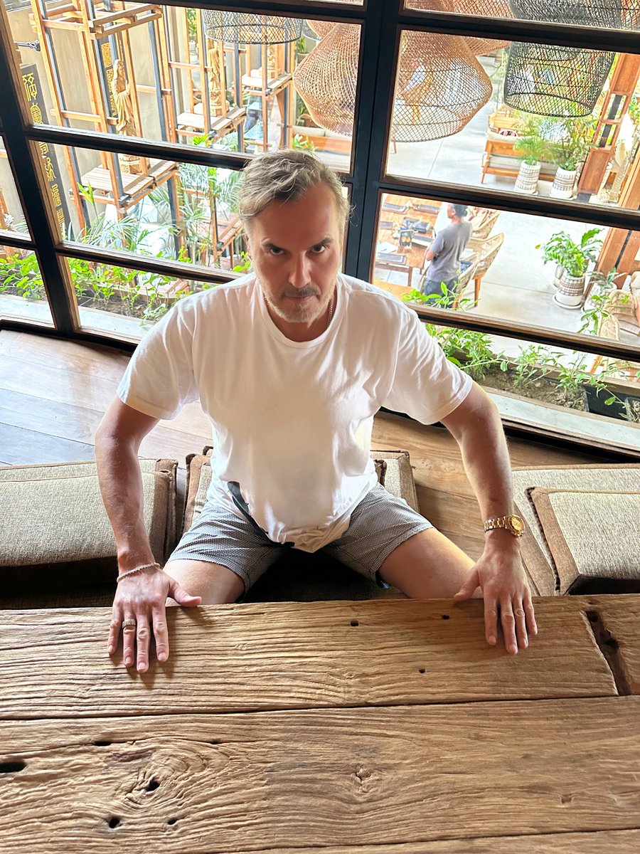 I learned today that if you’re 6’3 it is possible to sit at a floor-level sushi table and not break your spine doing it. 😂   No worries, though, there’s only going to be a few of these experiential tables!!!  #sakeagogo #kevingrangier #bellenoble #bestsushilouisville