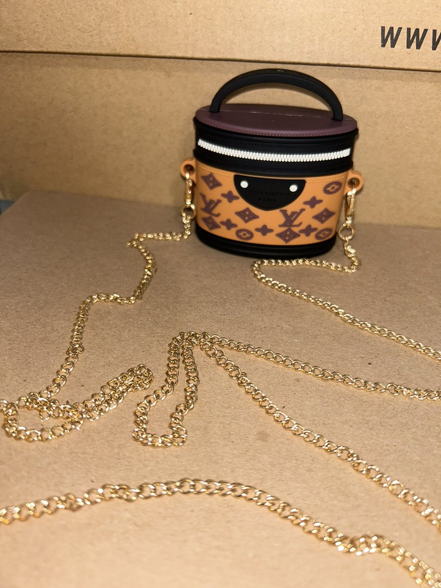 DG_Inspections's tweet photo. Designer inspired AirPod cases checkout our collection here —> https://t.co/ZhR5pCcm2s
Use code “December” to receive 15% off 
#Designer #Airpod #Gucci #YSL #LOUIS_VUITTON #ChrstianDior https://t.co/RJfN87UqJG
