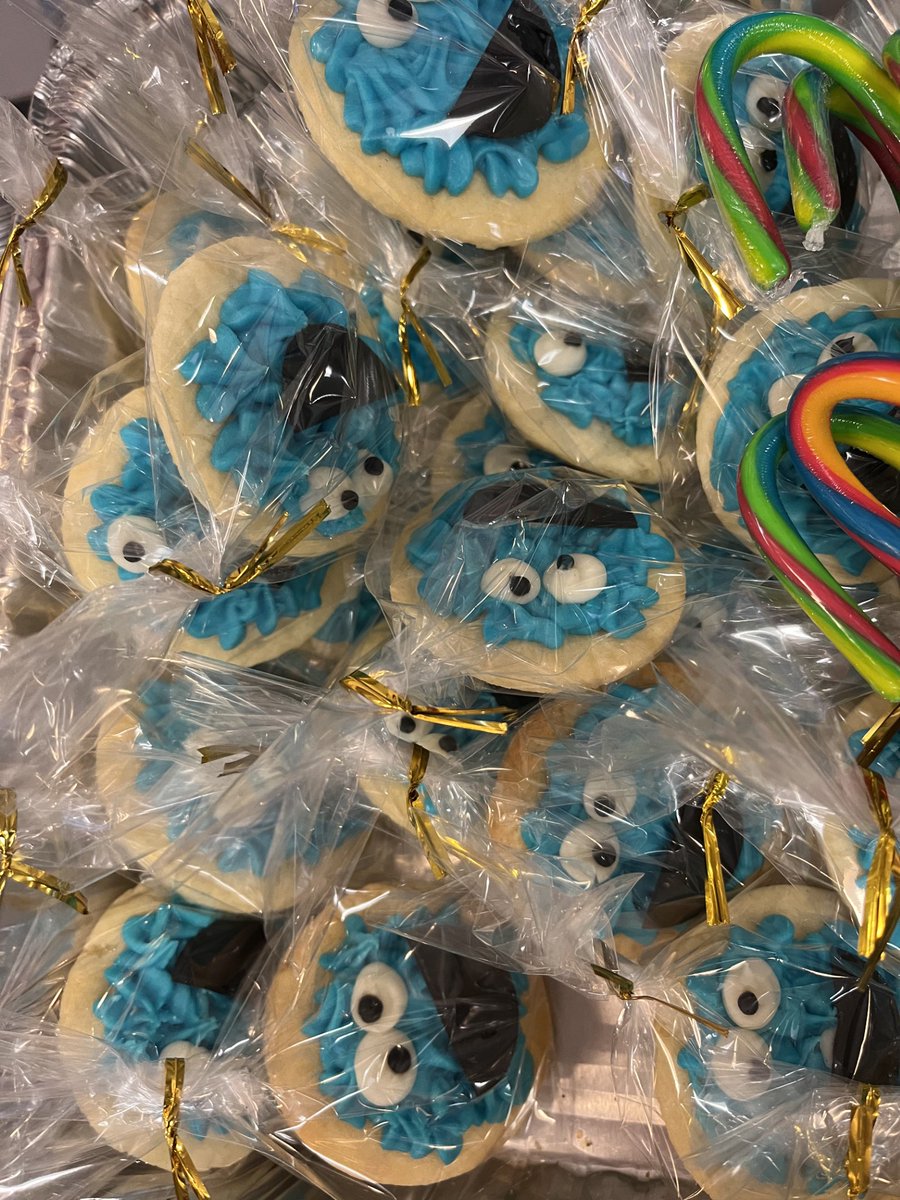 BISCSouthLoop's tweet image. Our Secondary students baked and worked a blue-themed Bake Sale this week to benefit Big Shoulders as part of the World Children’s Day activities. We hear cake pops were tough to keep in stock.
#NAEUnicef #NAEWorldChildrensDay #NAETheAmericas #WeAreBulldogs #CreateYourFuture