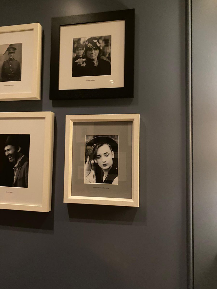 Dining <a href="/MikeyRyans/">Mikey Ryan's</a> in Cashel, Tipperary. Looked over at the picture wall and locked eyes with the beautiful <a href="/BoyGeorge/">Boy George</a> staring down at me 🫶🤩♥️.