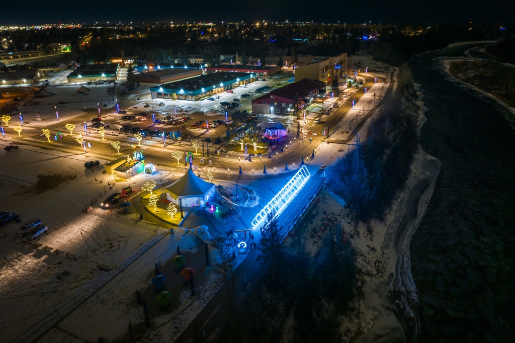 Tonight is your last chance to join in an out of this world <a href="/bigartworks/">BigArt</a> experience at Capstone Winter Nights! ✨

Share a photo or video of your stellar experience with the art installations and tag <a href="/liveincapstone/">liveincapstone</a> and #CapstoneCurious for the chance to win some great prizes.