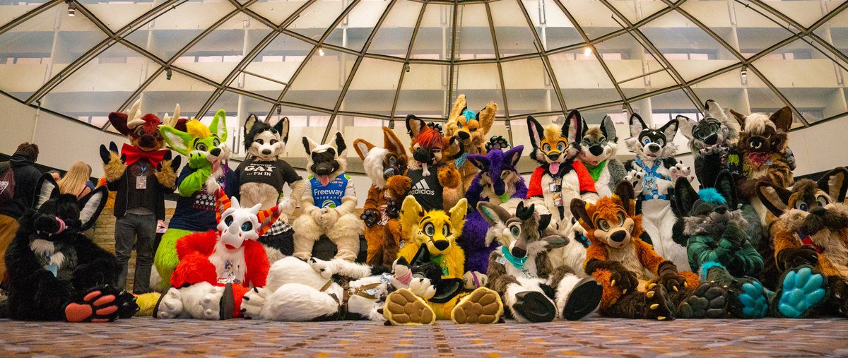 ONE LAST CON PHOTOSHOOT FOR 2023!!! 

@MOREFORLESS DEAD DOG IS HAPPENING AT 7PM TODAY. 2 HOURS!! 

MEET AT HYATT MAIN - FISHBOWL