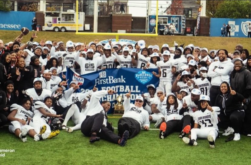 Maurice_Holt23's tweet photo. State champs man! Couldn’t have asked for a better season. Love to the class of 24’ thank you for being my brothers. #44out. #juniorsznloading https://t.co/zS3TZCZc1G