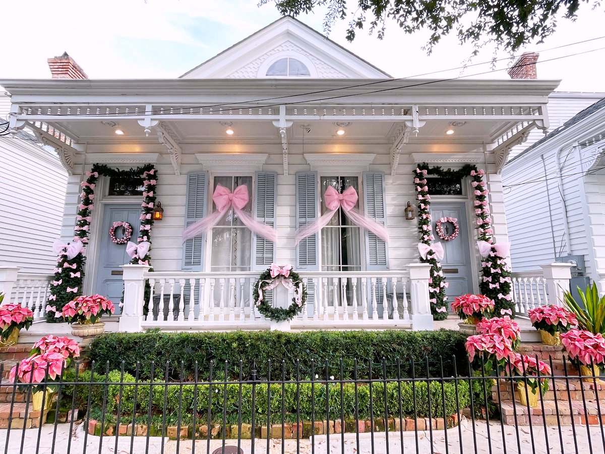 DavidMora's tweet photo. A very cheerful Christmas time on Calhoun Street! 🎀🎄 #FollowYourJoy #NewOrleans https://t.co/at12N3QKcW