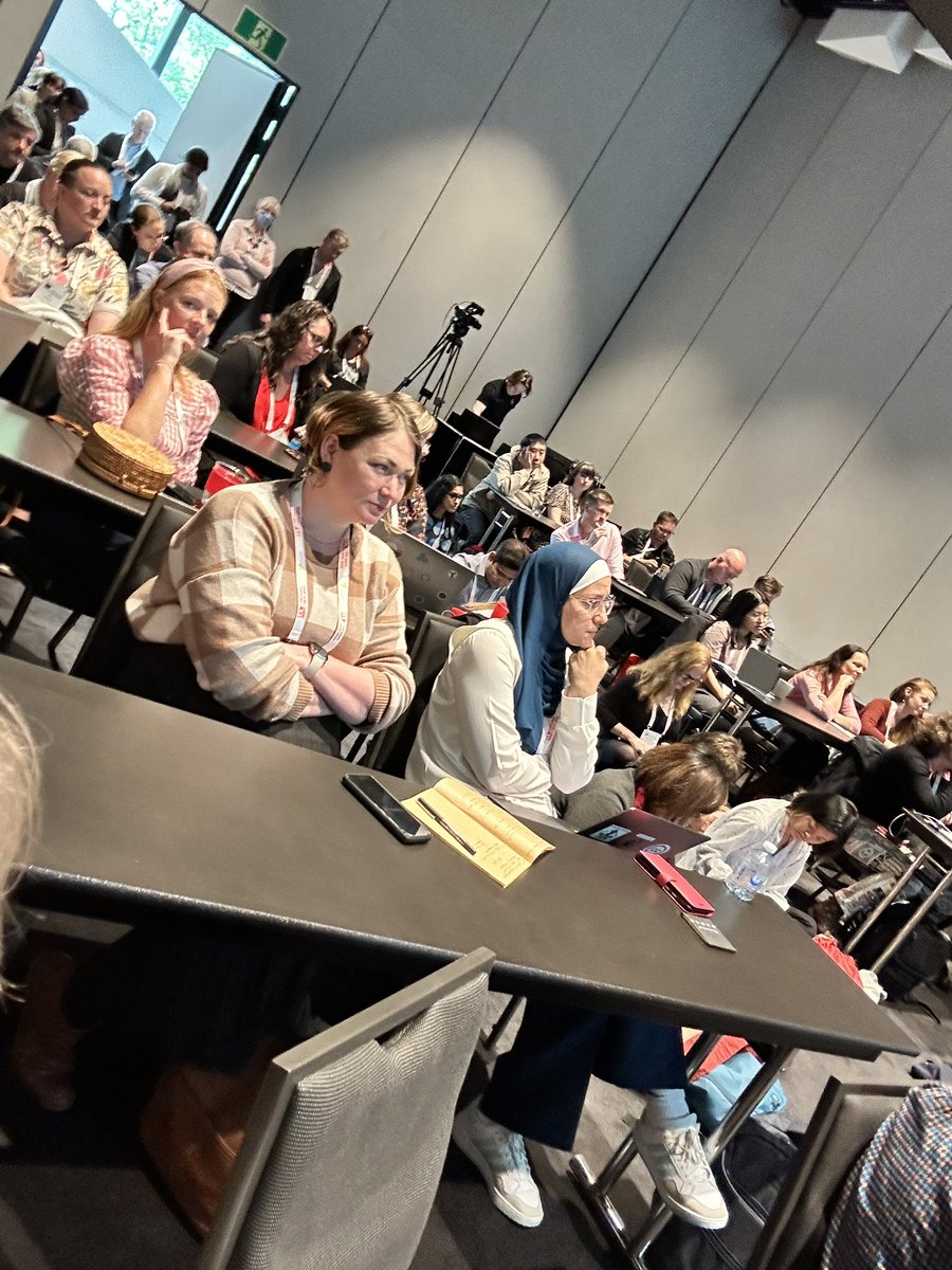 Elaine Huber (@enm181) on Twitter photo <a href="/DewaWardak/">Dr Dewa Wardak</a> presents more of the great work from members of <a href="/USYD_BCD/">Business Co-Design</a> plus educators and students of <a href="/sydney_business/">The University of Sydney Business School</a> to a full house at #ascilite23 <a href="/DewaWardak/">Dr Dewa Wardak</a> presents more of the great work from members of <a href="/USYD_BCD/">Business Co-Design</a> plus educators and students of <a href="/sydney_business/">The University of Sydney Business School</a> to a full house at #ascilite23