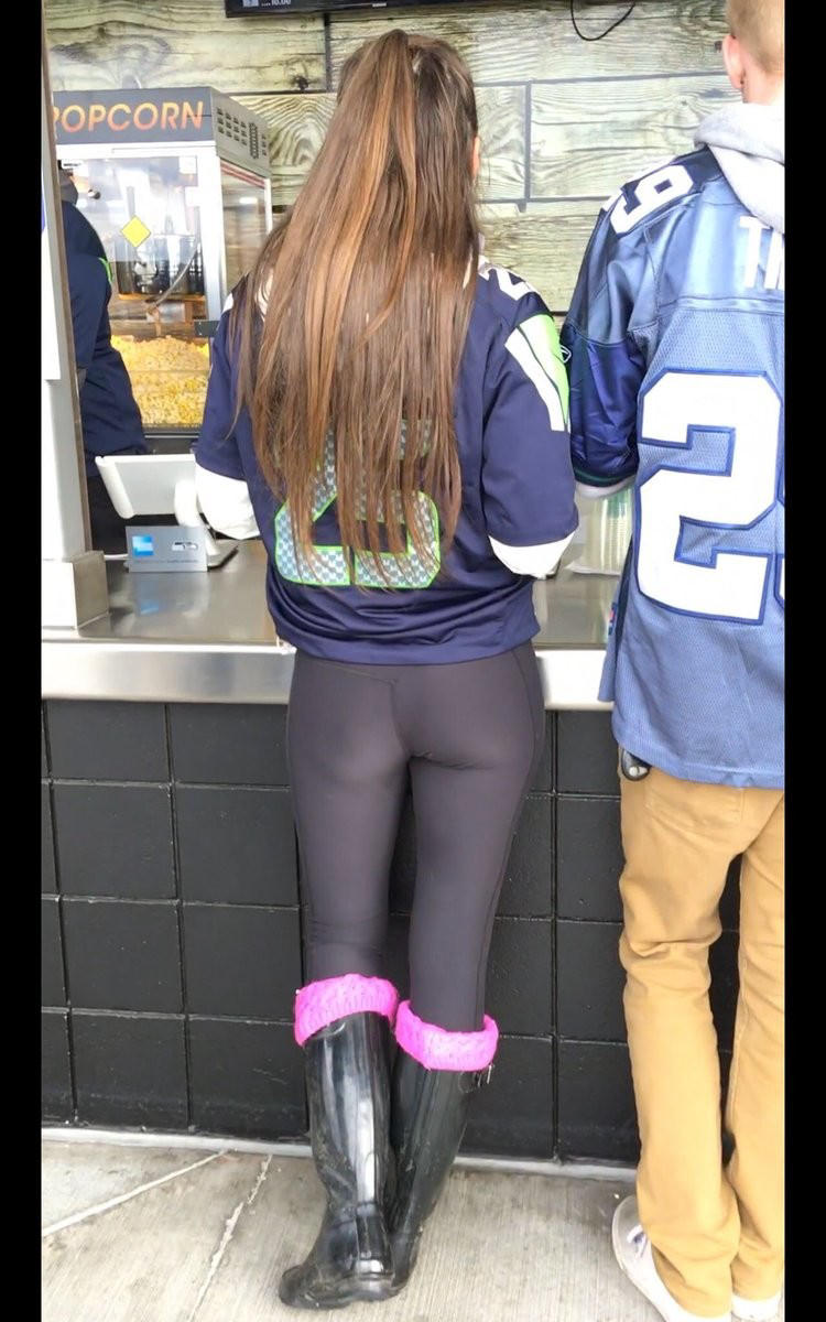 ypdesires's tweet photo. Yoga pants girl at service counter ... #yogapants https://t.co/oWWL5viAED