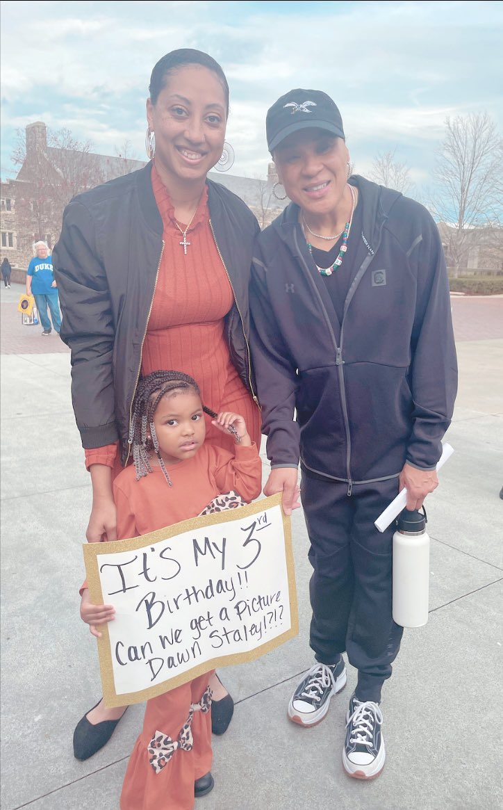 cys11_'s tweet photo. She got Her Picture with Coach Dawn Staley ♥️♥️ Aaliyah definitely had a great birthday 🥳 🥳 #ACCvsSEC @GamecockWBB @dawnstaley #LetsGoCocks https://t.co/WYVpug5XMH