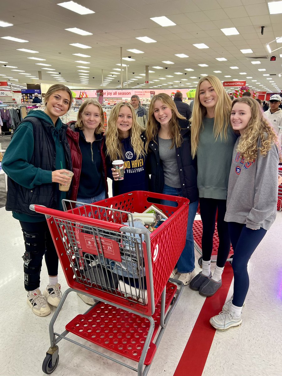ghhsbucs's tweet photo. 🎁Student Senate kicked off Adopt-a-Family by getting all of the shopping done today!!🎄
#ThanksTarget
#GivingBack
#ServingOthers https://t.co/xxH6KOwDTZ