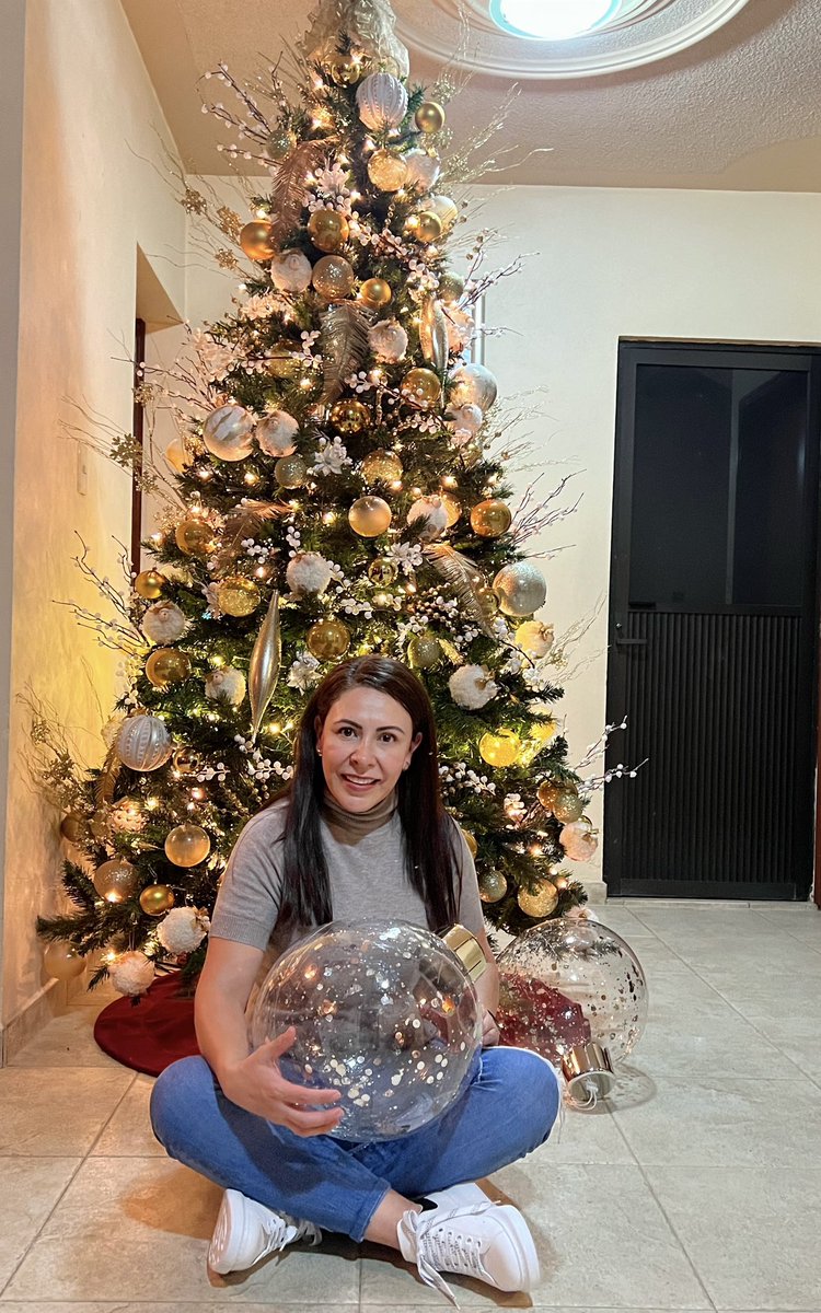 Rocio_BarreraB's tweet photo. El domingo esperado. Poner el árbol con la familia. No es por nada pero siempre queda espectacular 🌲#navilover #Feliznavidad #family #infinitoamor #infinitagratitud https://t.co/yizOpoQhmV