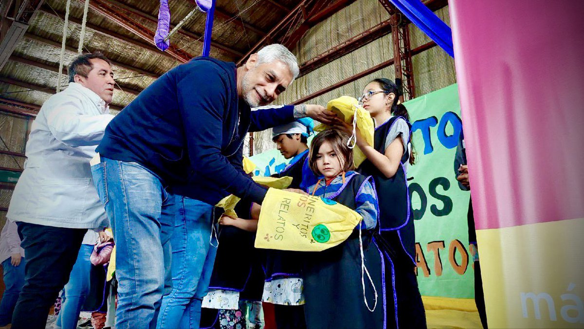 Gabi_DeLa_Vega's tweet photo. Por este año, en cada punto se eligieron dos representantes (26 niños) que participaron del concurso "Embajador, Embajadora de la Lectura 2023".
El jurado estuvo conformado por: La Directora Nacional del Plan de Lectura, Natalia Porta López - La Directora Provincial del Plan de Lectura, Alicia Olguín - En representación de la Biblioteca Popular Sarmiento Ushuaia, Alejandra Palma - El Escritor Luis Comis - En representación de la Dirección Nacional de Teatro Mauricio Rodriguez, éste jurado eligió a dos "Embajadoras de la Lectura 2023".