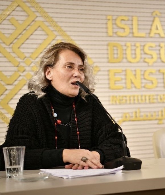 melihaltinok's tweet photo. GAZZELİLER DEĞİL BİZ İŞGAL ALTINDAYIZ

Çevirmen Ayçin Kantoğlu'nun bir paneldeki harika konuşmasına denk geldim.

20 dakikanın her anı doluydu. Gazze konusundaki çaresizliğimizin resmini çizdiği şu cümlesiyse tek başına gerçekliğimizi insanın yüzüne çarpmaya yetiyor:

"Gazze dışında dünyada her yer işgal altında, hepimiz işgal edildik."

3 Aralık 2023, SABAH
