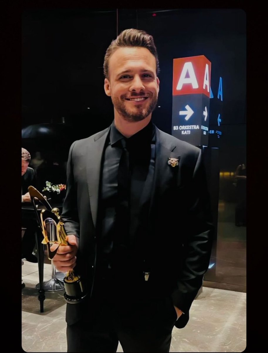 scklovers's tweet photo. Cómo el vino 🤤 @KeremBursin https://t.co/3g0SmF2PHj