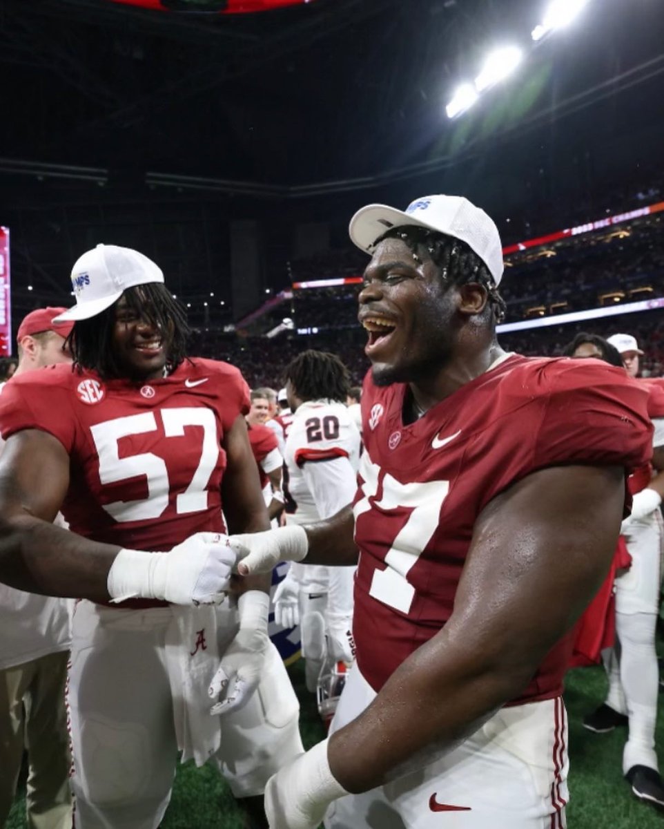 riley_twanisha's tweet photo. Mr. Roberts✨ Working! I see nothing but greatness in all of these young men! Proud of them all!! Now on to the next! #WeNotFinished #RollTide @jaeden_kings #77 https://t.co/yzTnynbysJ